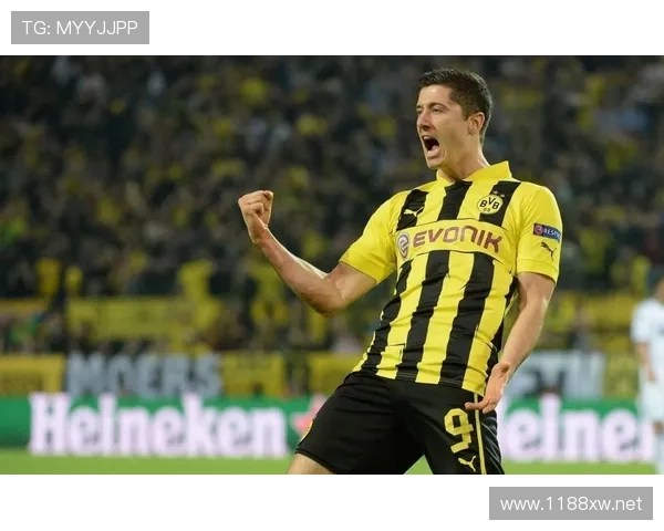 莱万多夫斯基面对顶级中卫表现解析：对抗能力是否足够顶级