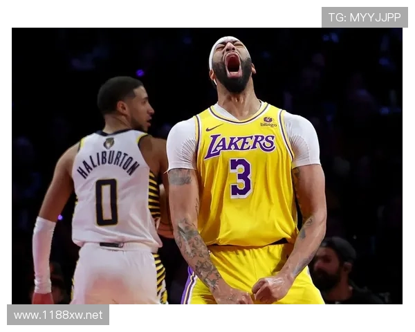 扬尼斯利用挡拆制造错位拉开空间提升关键时刻效率